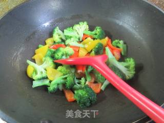 彩椒炒西兰花的做法步骤：4