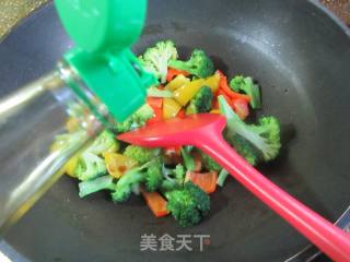 彩椒炒西兰花的做法步骤：5