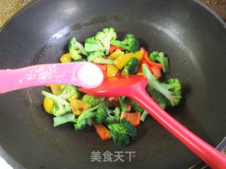 彩椒炒西兰花的做法步骤：6