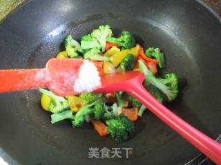 彩椒炒西兰花的做法步骤：7