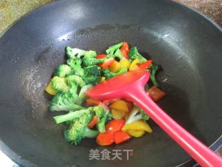 彩椒炒西兰花的做法步骤：8