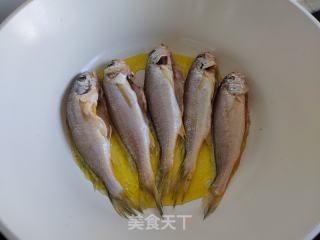 红烧小黄鱼的做法步骤：2