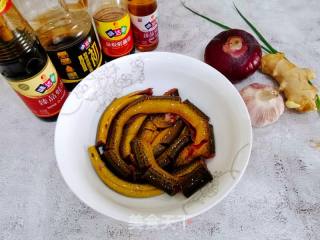 色香味俱全的家常菜/红烧黄鳝鹌鹑蛋的做法步骤：2
