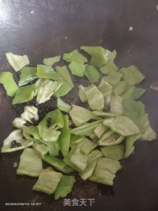 豆豉焖辣椒的做法步骤：1