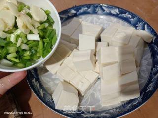香葱焖豆腐的做法步骤：1