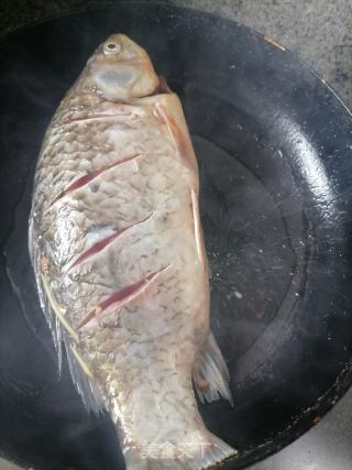 红烧鲫鱼的做法步骤：2