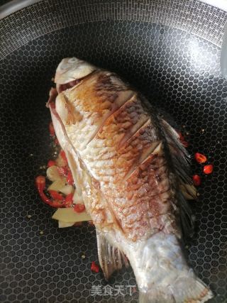 红烧鲫鱼的做法步骤：4