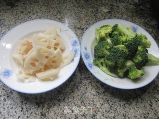 莲藕炒西兰花的做法步骤：1