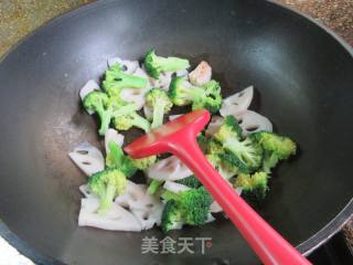 莲藕炒西兰花的做法步骤：3