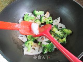 莲藕炒西兰花的做法步骤：6