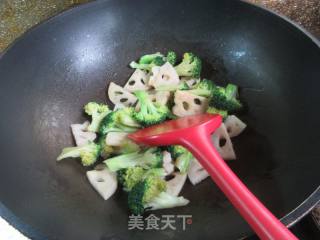 莲藕炒西兰花的做法步骤：7