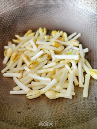 花生芽炒肉的做法步骤：5