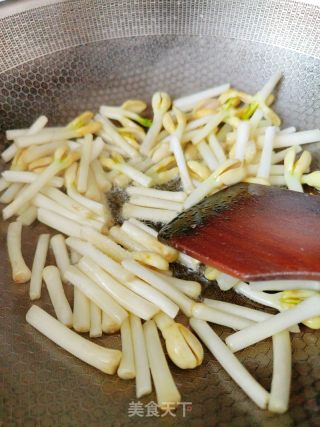 花生芽炒肉的做法步骤：6