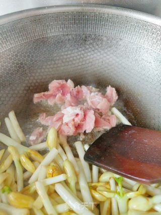 花生芽炒肉的做法步骤：7