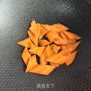 胡萝卜炒西兰花的做法步骤：3