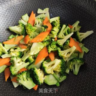 胡萝卜炒西兰花的做法步骤：4