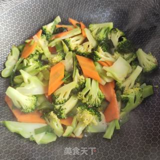 胡萝卜炒西兰花的做法步骤：5