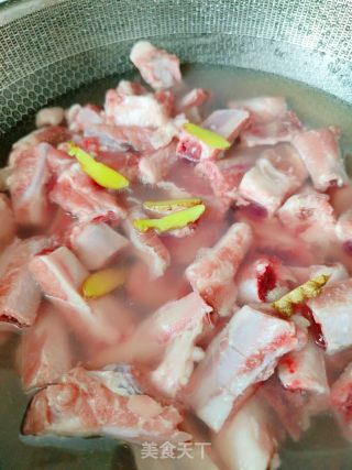 红烧排骨的做法步骤：2