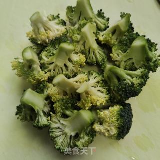 西兰花炖蛋的做法步骤：1