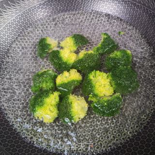 西兰花炖蛋的做法步骤：3