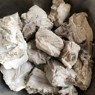 水果玉米排骨汤的做法步骤：2