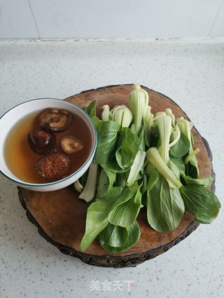 香菇炒油菜的做法步骤：1