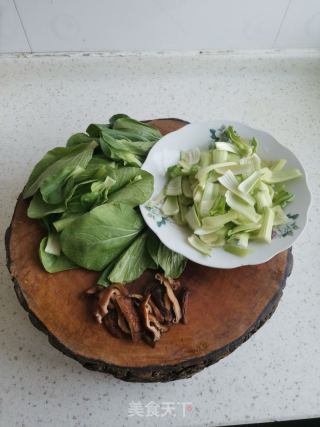 香菇炒油菜的做法步骤：2