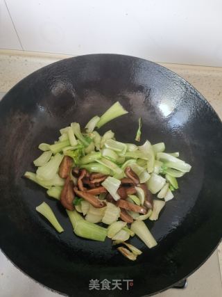 香菇炒油菜的做法步骤：4