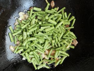 豆角炒五花肉的做法步骤：4