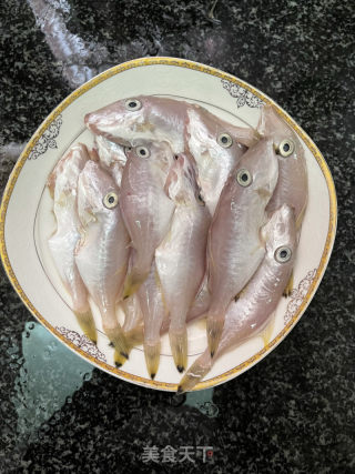 番茄剥皮鱼的做法步骤：1