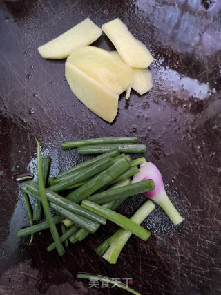 番茄剥皮鱼的做法步骤：3