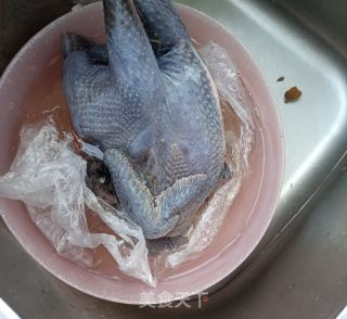 灵芝乌鸡汤的做法步骤：1