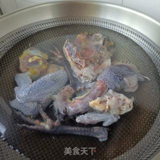 灵芝乌鸡汤的做法步骤：2