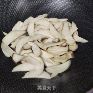 杏鲍菇笋干烧肉的做法步骤：5