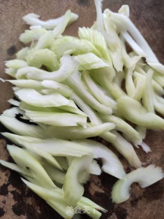 淮山炒芹菜的做法步骤：2