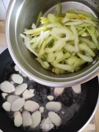 淮山炒芹菜的做法步骤：5