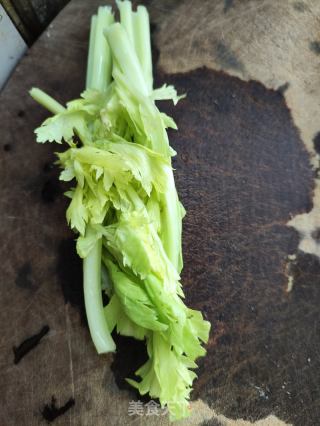 牛肉丸芹菜汤的做法步骤：1