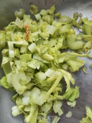 牛肉丸芹菜汤的做法步骤：2