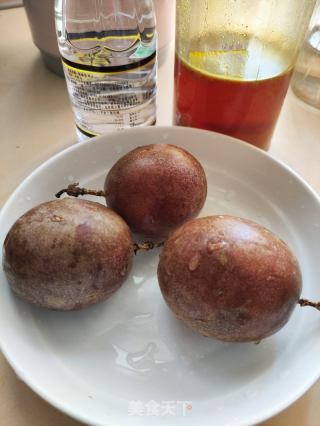 百香果蜂蜜饮的做法步骤：1