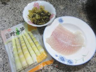 咸菜野山笋煮巴沙鱼柳的做法步骤：1