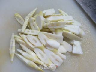 咸菜野山笋煮巴沙鱼柳的做法步骤：2