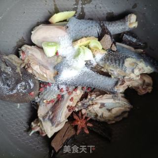 玉米山药炖乌鸡的做法步骤：5