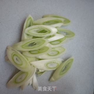 大葱拌油渣的做法步骤：2