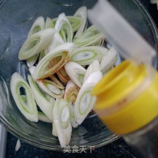 大葱拌油渣的做法步骤：4