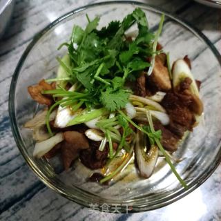 大葱拌油渣的做法步骤：7