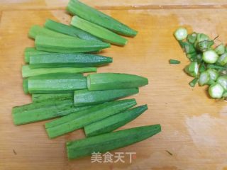 秋葵炒蛋的做法步骤：1