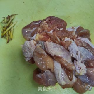 蘑菇板栗烧鸡块的做法步骤：1