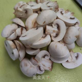 蘑菇板栗烧鸡块的做法步骤：3