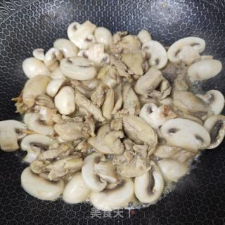 蘑菇板栗烧鸡块的做法步骤：5