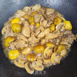 蘑菇板栗烧鸡块的做法步骤：7